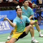 Koo-Tan beat Japan pair to move into semis (pic) Strong determination: Koo Kien Keat (left) goes down on his knees to retrieve a shot as Tan Boon Heong looks on in the quarter-final match against Japan’s Hirokatsu Hashimoto-Noriyasu Hirata yesterday. The Malaysians won 21-19, 13-21, 21-18.